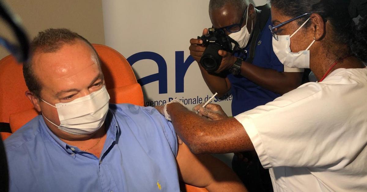 Jérôme Viguier, directeur de l'ARS, est le premier vacciné de Martinique
